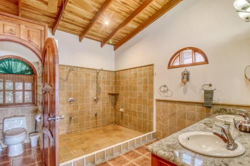 y baño con ducha, lavabo y aseo. en Casa Margarita, en Playa Flamingo