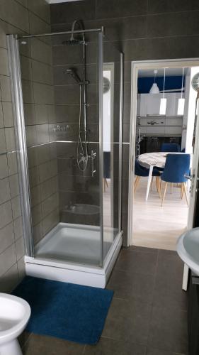 y baño con ducha, lavabo y aseo. en Apartman Katnić by The Beach en Crikvenica