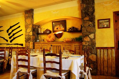 a dining room with a table with a white table cloth at Masia Sagués in Poblet