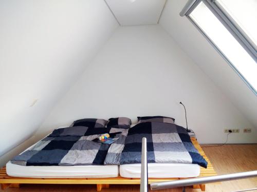 een slaapkamer met een bed op de zolder bij Boardinghouse-Modernes Dachstudio in guter Lage in Erfurt