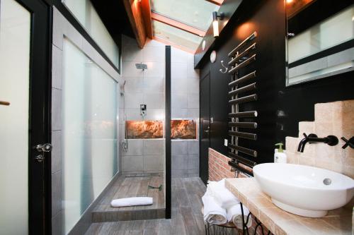 een badkamer met een wastafel en een douche bij La Petite Coquille in LʼOrbrie