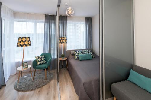 um quarto com uma cama e um espelho em Relax apartments near Egle em Druskininkai