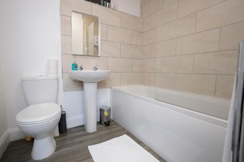 Ванна кімната в KIRKSTALL SERVICED APARTMENTS LEEDS