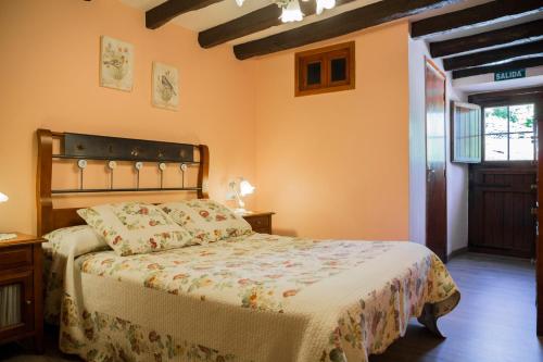 ein Schlafzimmer mit einem Bett in einem Zimmer in der Unterkunft Casa Navarlaz S N in Valcarlos