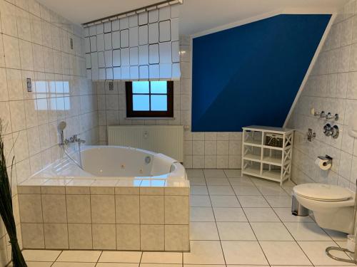ein großes Bad mit einer Badewanne und einem WC in der Unterkunft Klosterstraße 3 in Annaberg-Buchholz