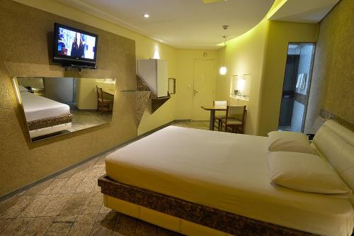 سرير أو أسرّة في غرفة في Nexos Motel Tamarineira (Adult Only)