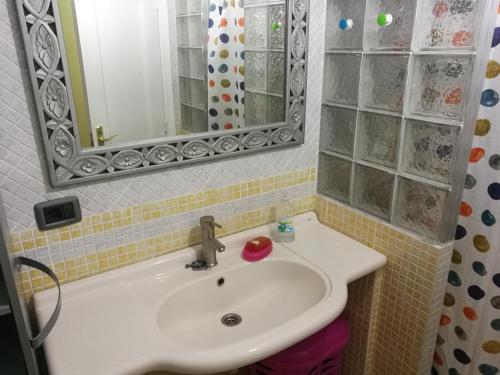 bagno con lavandino bianco e specchio di Herosa vacacional a Bajamar