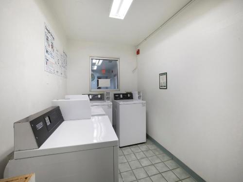 a laundry room with a washer and dryer at Clarion Pointe Ridgecrest near China Lake Naval Station in Ridgecrest