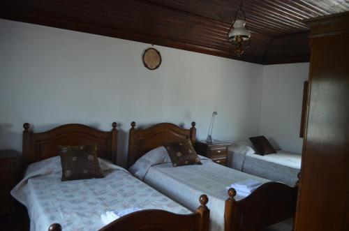 een slaapkamer met 2 bedden in een kamer bij Carneiro Country Houses Casa do Avô in Carneiro