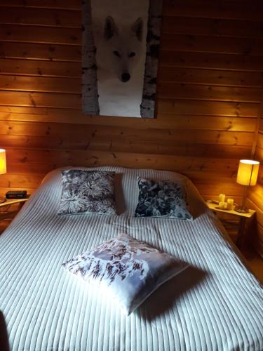 Un dormitorio con una cama con un lobo mirando por la ventana en chalet "le Refuge du Brabant", en Cornimont