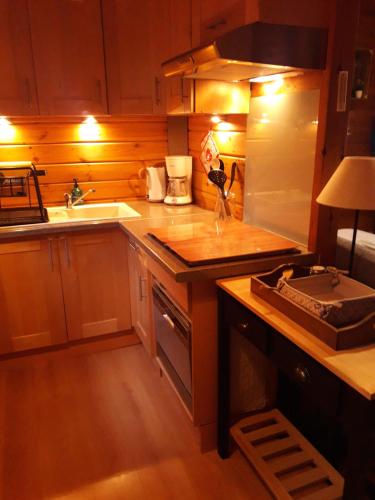 A kitchen or kitchenette at chalet "le Refuge du Brabant"