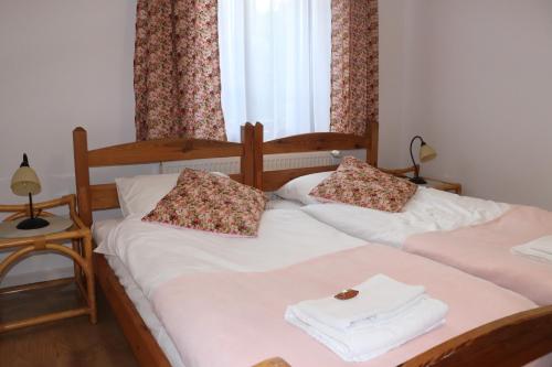 two twin beds in a room with a window at Dworek pod świerkami in Jelenia Góra