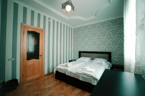 Postel nebo postele na pokoji v ubytování Apartment OLD KUTAISI