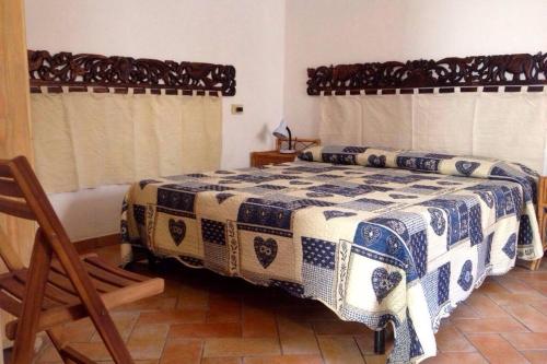 um quarto com 2 camas com lençóis azuis e brancos em La Casina del Vicolo em Marina di Campo