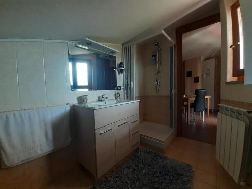 baño con lavabo, ventana y mesa en B&B BABY D, en Montalto Uffugo