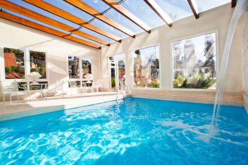 una piscina en una casa con piscina cubierta en Hotel Estalagem St. Hubertus en Gramado