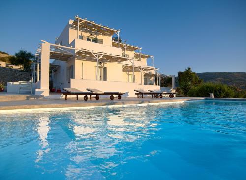 - un bâtiment avec bancs à côté d'une piscine dans l'établissement Villa Gallis, à Pollonia