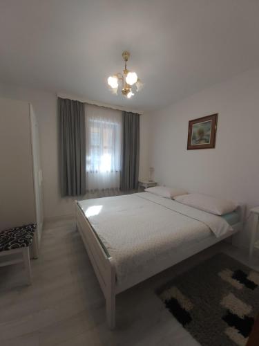 Un pat sau paturi într-o cameră la Apartment Mira