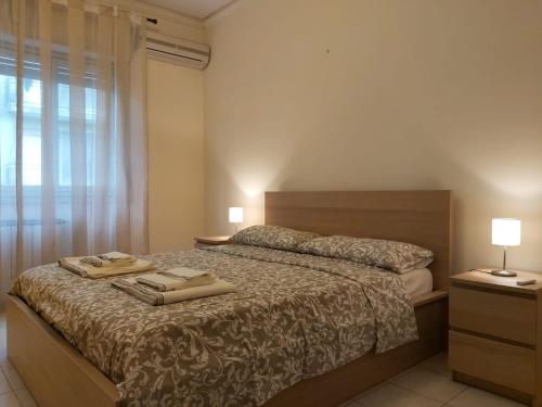 - une chambre avec un lit et 2 serviettes dans l'établissement COCO Apartments, à Catane