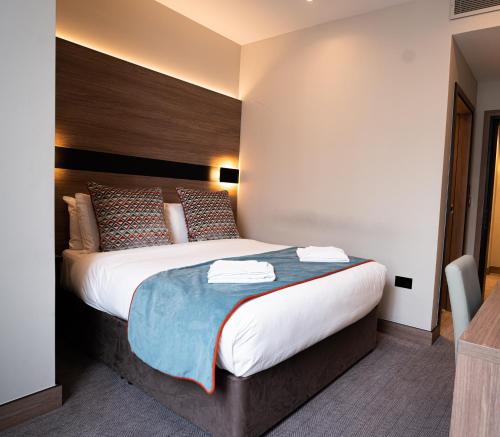 Ένα ή περισσότερα κρεβάτια σε δωμάτιο στο Merit Kensington Hotel