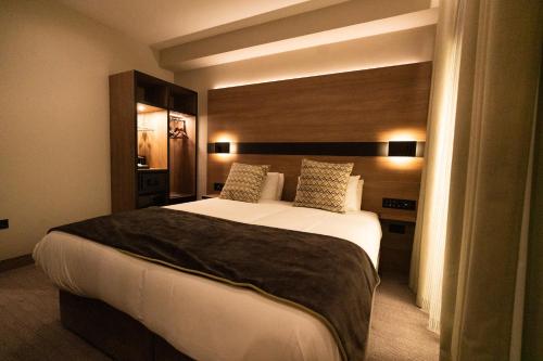 Ένα ή περισσότερα κρεβάτια σε δωμάτιο στο Merit Kensington Hotel