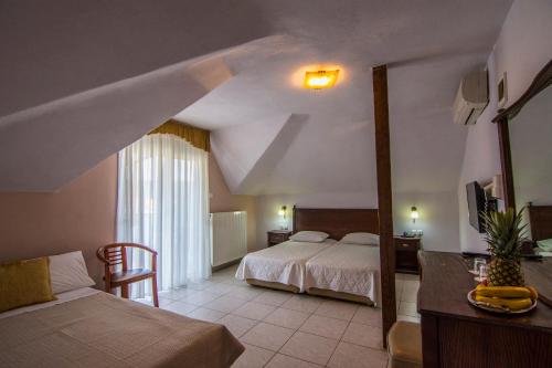 Postel nebo postele na pokoji v ubytování Rihios Hotel