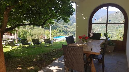 a table and chairs in a patio with a tree at Partschillerhof in Fiè