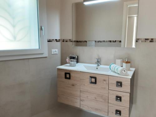 een badkamer met een wastafel en een spiegel bij La VillEtta in Bordighera