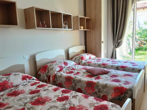 um quarto com duas camas e uma janela em La VillEtta em Bordighera