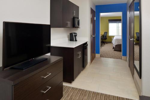 TV a/nebo společenská místnost v ubytování Holiday Inn Express & Suites Pueblo by IHG
