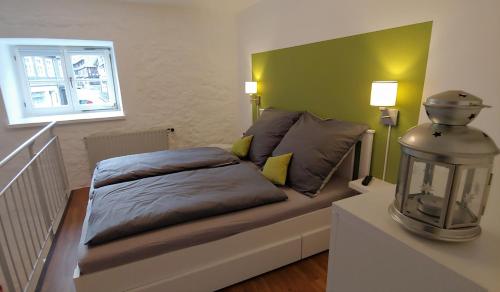 um quarto com uma cama e uma janela em Galeriewohnung Ritter Ramm em Goslar