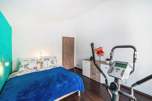 een ziekenhuiskamer met een bed en een machine bij Kuca za odmor Natali in Nin