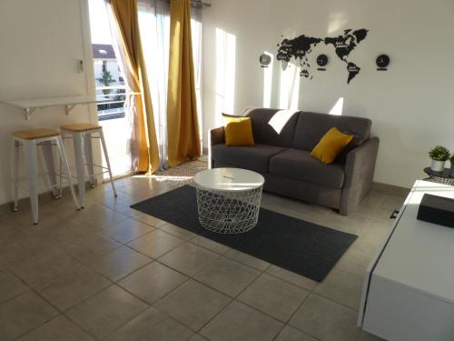 un salon avec un canapé et une table dans l'établissement LE 31, à Cannes