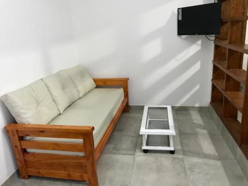 1 cama con escalera en una habitación con TV en el Departamento Jardín - 1 en Villa Gesell