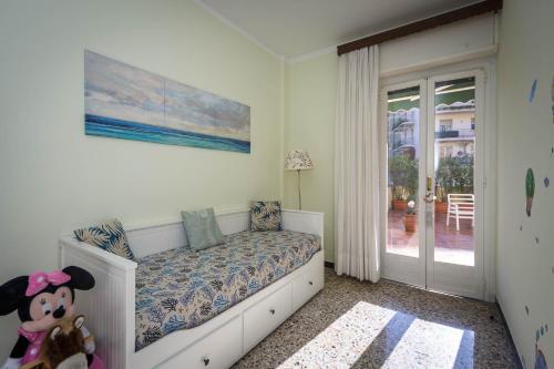 una camera per bambini con un letto e una porta scorrevole in vetro di Casa Dany, luminoso trilocale con grande terrazza e box auto a Santa Margherita Ligure