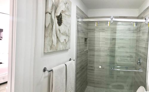 Bathroom sa Modern Home, Excellent Location Miami