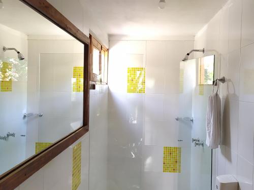 baño con ducha y puerta de cristal en Hotel Zocalo Campestre, en Guatapé