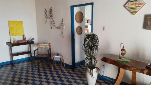 um quarto com uma mesa e uma planta num quarto em Casa de Praia Ilhéus em Ilhéus
