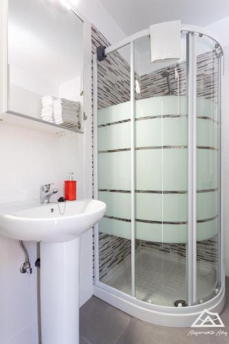 a bathroom with a shower and a sink at Alojamiento Alby: Oceano in Los Cristianos
