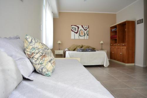 una sala de estar con una cama y una mesa en Florencia Departamentos, en Tandil