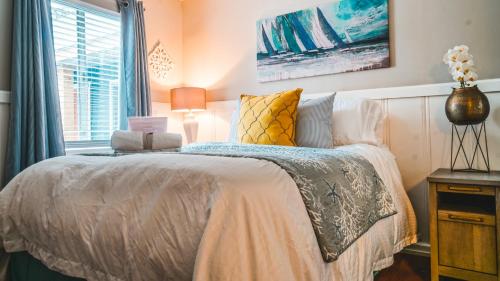 a bedroom with a bed and a window at Playpark Lodge in South Lake Tahoe