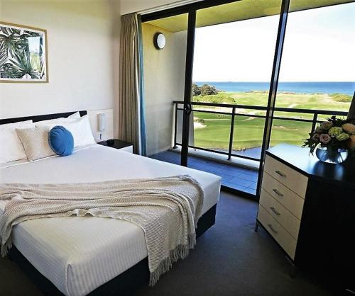 um quarto de hotel com uma cama e uma grande janela em Best Western City Sands em Wollongong