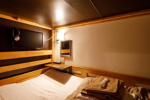 Postel nebo postele na pokoji v ubytování Hotel Owl Tokyo Shinbashi