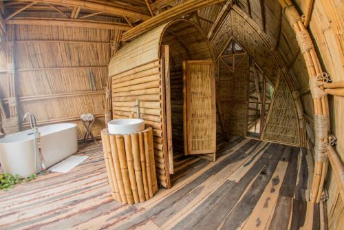 Bilik mandi di Mamasan Treehouses & Cabins
