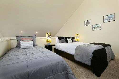1 dormitorio con 2 camas y 2 lámparas en Three Kings by White Pines, en Park City
