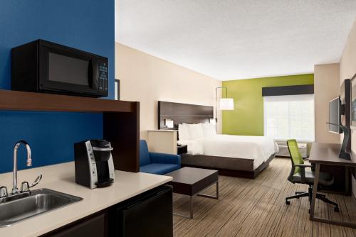 Ένα ή περισσότερα κρεβάτια σε δωμάτιο στο Holiday Inn Express Hotel & Suites McAlester by IHG
