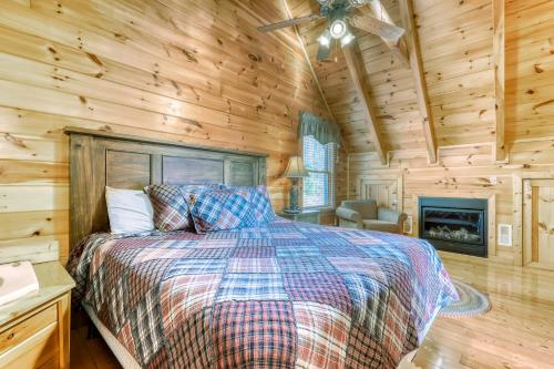 Schlafzimmer mit einem Bett und einem Deckenventilator in der Unterkunft Vista Point in Pigeon Forge