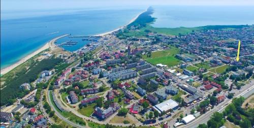 - une vue aérienne sur une ville à côté de l'océan dans l'établissement Apartament Magdalenka, à Władysławowo