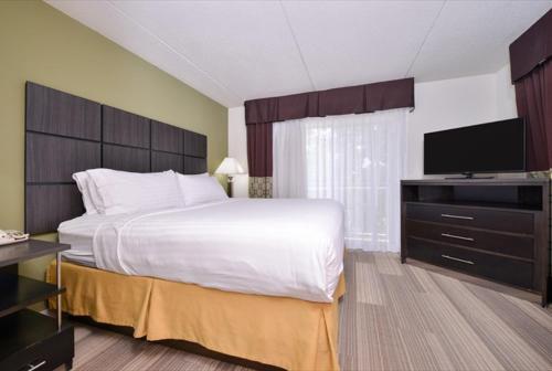 Letto o letti in una camera di Holiday Inn Express Hotel & Suites Mooresville - Lake Norman by IHG