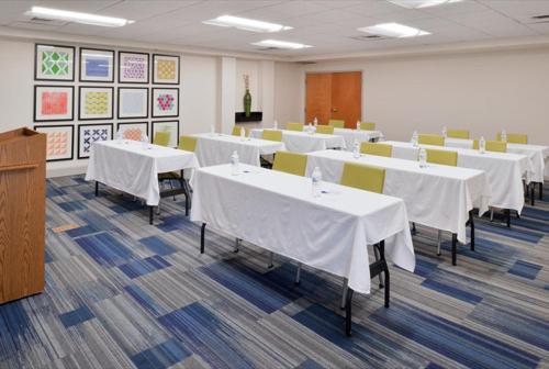 Zona business o sala conferenze di Holiday Inn Express Hotel & Suites Mooresville - Lake Norman by IHG